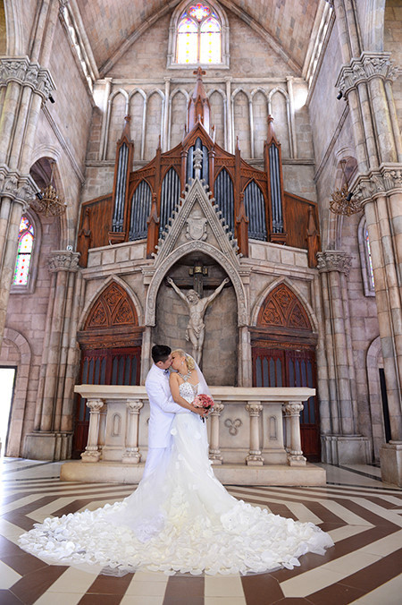 Parmi les endroits qui attirent le plus les jeunes couples, la vieille église de Saint-Denis et de petits châteaux aux murs couverts de mousse. 