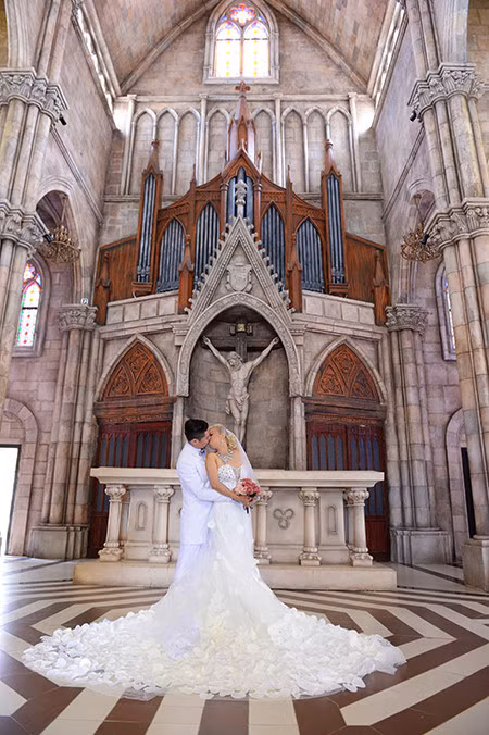 Parmi les endroits qui attirent le plus les jeunes couples, la vieille église de Saint-Denis et de petits châteaux aux murs couverts de mousse. 