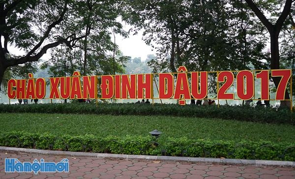 La décoration autour du lac Hoàn Kiêm (au centre de la ville de Hanoi) au seuil du Nouvel An lunaire. 