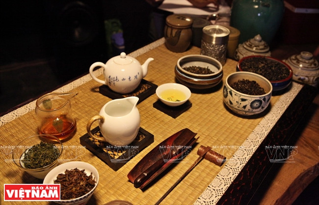 L’art du thé des Vietnamiens repose sur le proverbe «Un, c’est l’eau, ​deux, le thé, trois, les tasses, quatre, la théière et cinq, les invités».