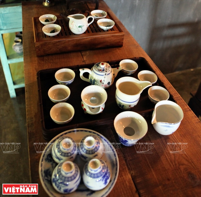 Les petites tasses d’un service à thé.