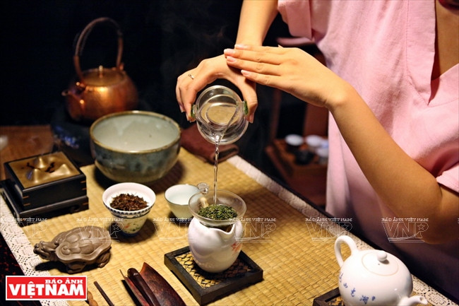 L’eau doit être à parfaite température. Si elle est trop chaude, le thé sera trop cuit et moins bon.