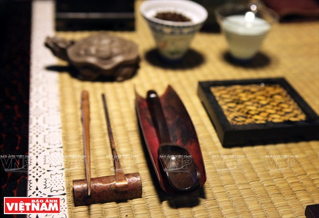 L’outil qui sert à verser les jeunes pousses de thé dans une théière est aussi spécial.