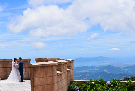 Quoi de plus transcendant pour les couples que de marquer l’instant de leur union éternelle par une collection de photos prises à 1.482m d’altitude, au sommet de Bà Nà!