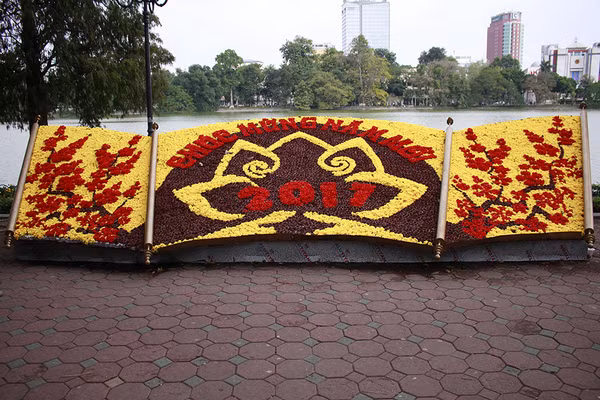 Au bord du Lac de l’Epée restituée (Hoàn Kiêm).