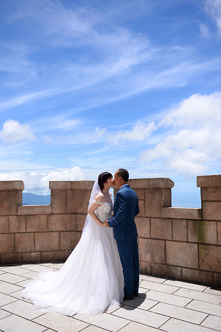 Dans ce paysage de montagnes à perte de vue, le bonheur conjugal prend toute sa dimension.