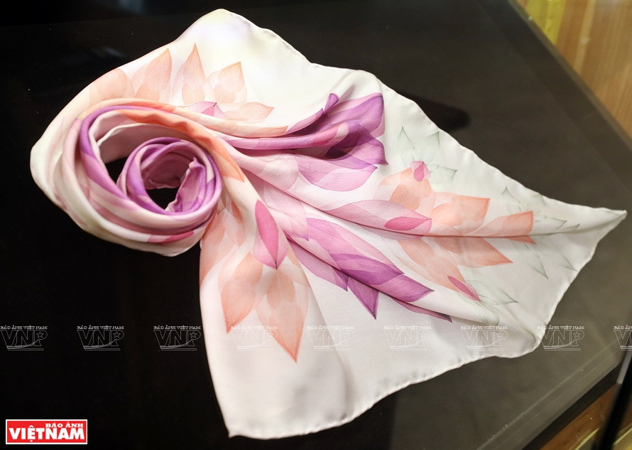 Un foulard en soie de luxe de DeSilk. Photo: Vietnam Illustré