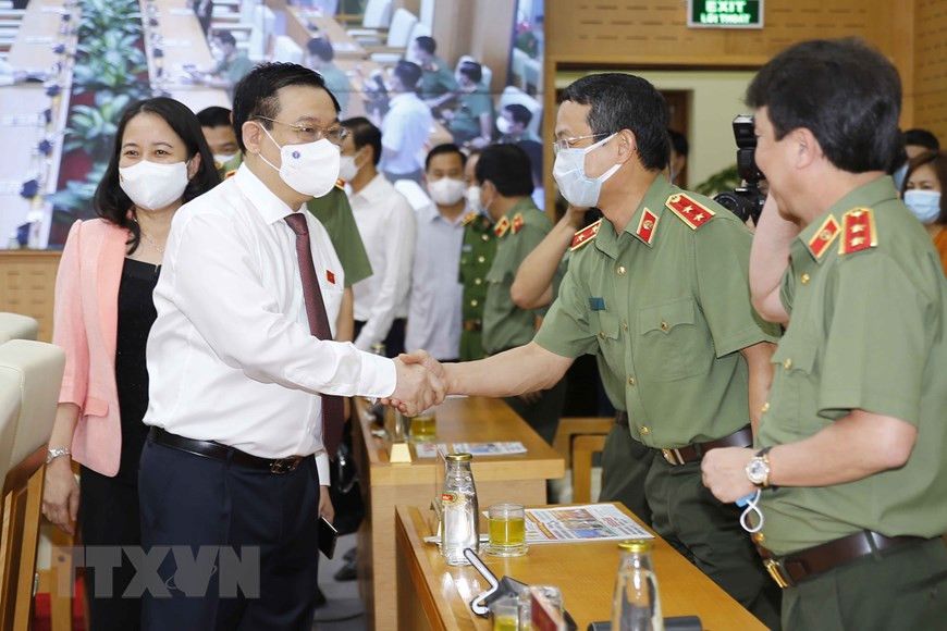 Vuong Dinh Hue, membre du Bureau politique, président de l'Assemblée nationale, président du Conseil électoral national, assistent le 12 mai à la conférence nationale en ligne organisée par le ministère de la Sécurité publique pour attribuer les tâches aux unités concernées, afin d'assurer la sécurité et l'ordre du Jour des élections des députés de la 15e législature de l'AN et des membres des Conseils populaires de tous niveaux pour le mandat 2021-2026. Photo: VNA