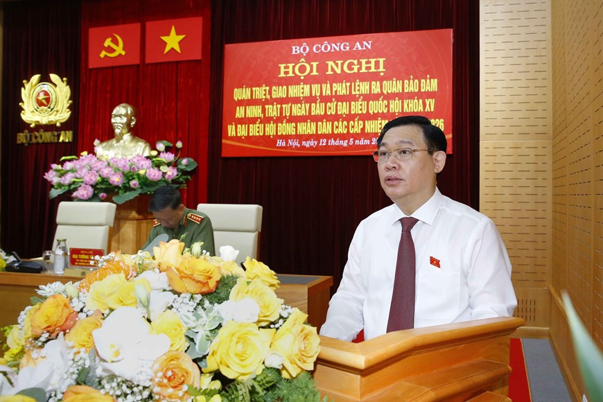 Le président de l'Assemblée nationale Vuong Dinh Hue s'exprime lors de la conférence. Photo: VNA