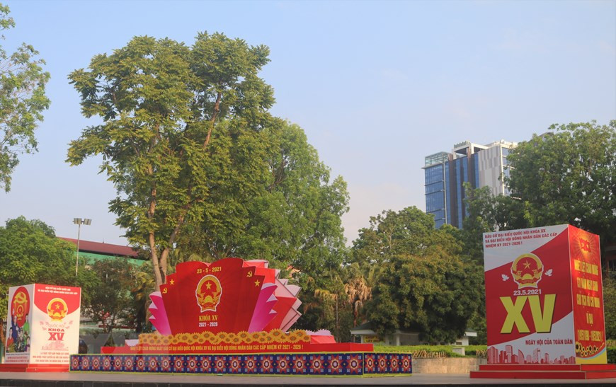 Des panneaux et podiums d’affichage sur les élections des députés de la 15e législature de l'Assemblée nationale et des membres des Conseils populaires de tous niveaux pour le mandat 2021-2026, dans la ville de Cao Bang, province éponyme du Nord. Photo : VNA