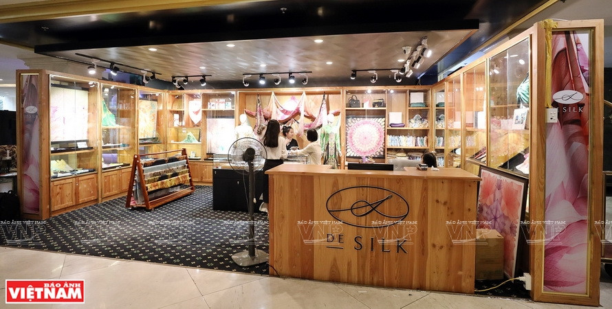 Dans une boutique présentant des produits en soie de DeSilk à Hanoï. Photo: Vietnam Illustré