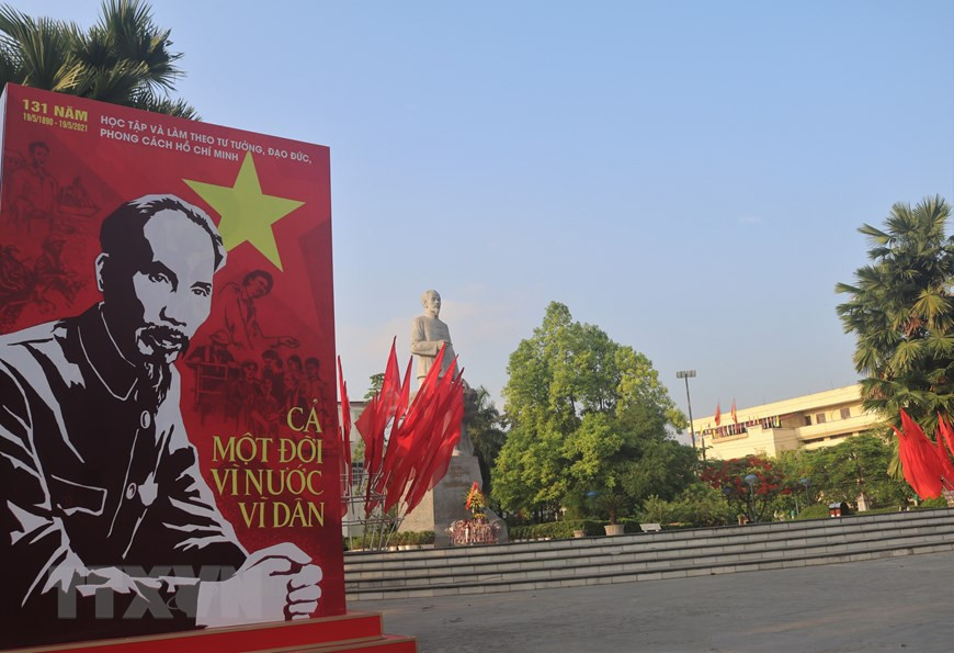 Dans la zone autour de la statue du Président Ho Chi Minh à Cao Bang, province de Cao Bang. Photo: VNA