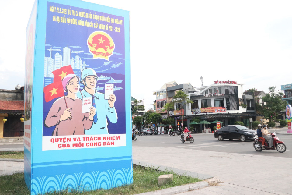 Un grand panneau d’affichage installé dans la ville de Dong Ha, province de Quang Tri (Centre). Photo : VNA