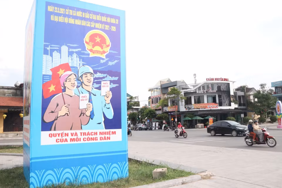 Un grand panneau d’affichage installé dans la ville de Dong Ha, province de Quang Tri (Centre). Photo : VNA