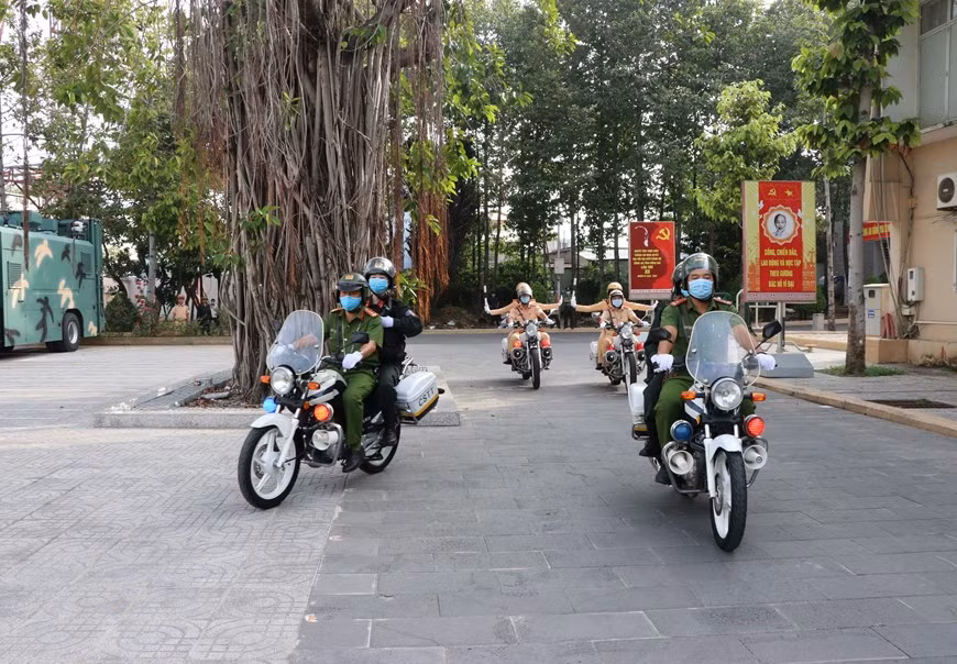 Des policiers de la province de Dong Nai lors de la cérémonie de lancement de la campagne d'assurer la sécurité et l'ordre le jour des élections des députés de la 15e législature de l'Assemblée nationale et des membres des Conseils populaires de tous niveaux pour le mandat 2021-2026. Photo: VNA