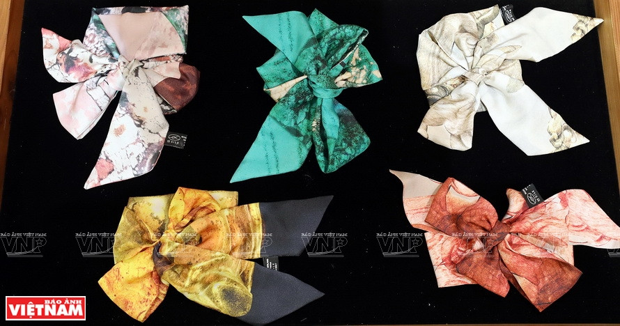 Des foulards en soie de luxe de DeSilk. Photo: Vietnam Illustré