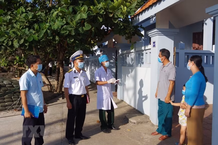 Les médecins militaires du centre médical du bourg de Truong Sa se rendent à chaque famille pour sensibiliser les gens aux mesures préventives. Photo: VNA