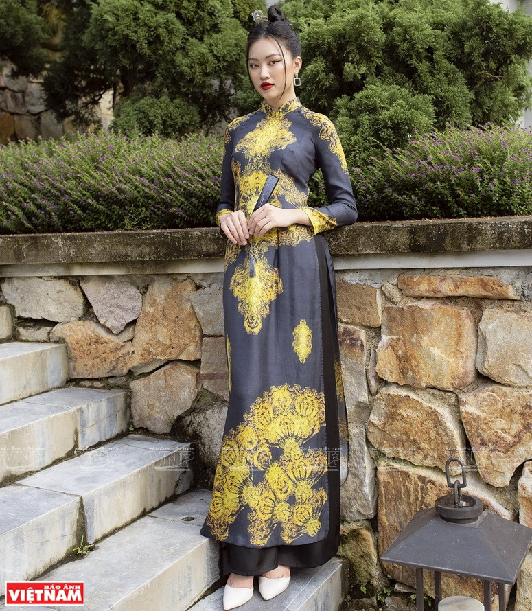 Un "ao dai" en soie de DeSilk. Photo: Vietnam Illustré