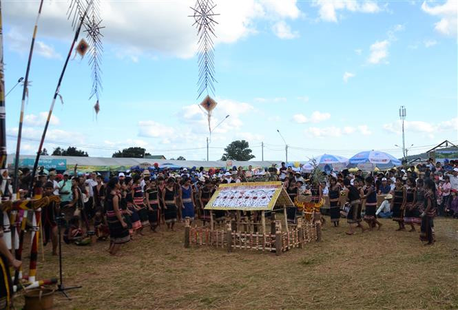 Cet événement touristique et culturel était une bonne occasion pour les visiteurs de découvrir des activités animées empreintes d’identité particulaire des Hauts Plateaux du Centre (Tây Nguyên) au pied du mont Chu Dang Ya. 