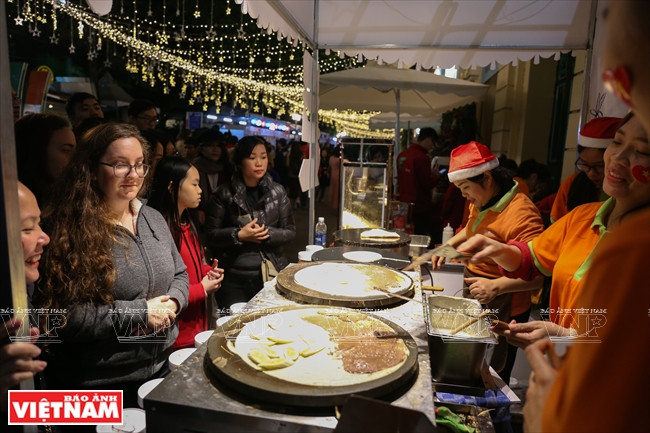 Les visiteurs ont eu également l’occasion d’être fascinés par un festival de musique française faisant intervenir des artistes vietnamiens et français, de découvrir les arts de rue français, d’apprendre à cuisiner avec des chefs français, de regarder des célèbres films d'animation de la France, d’assister à des expositions de photos et de caricature, et de participer à des activités de protection de l'environnement.