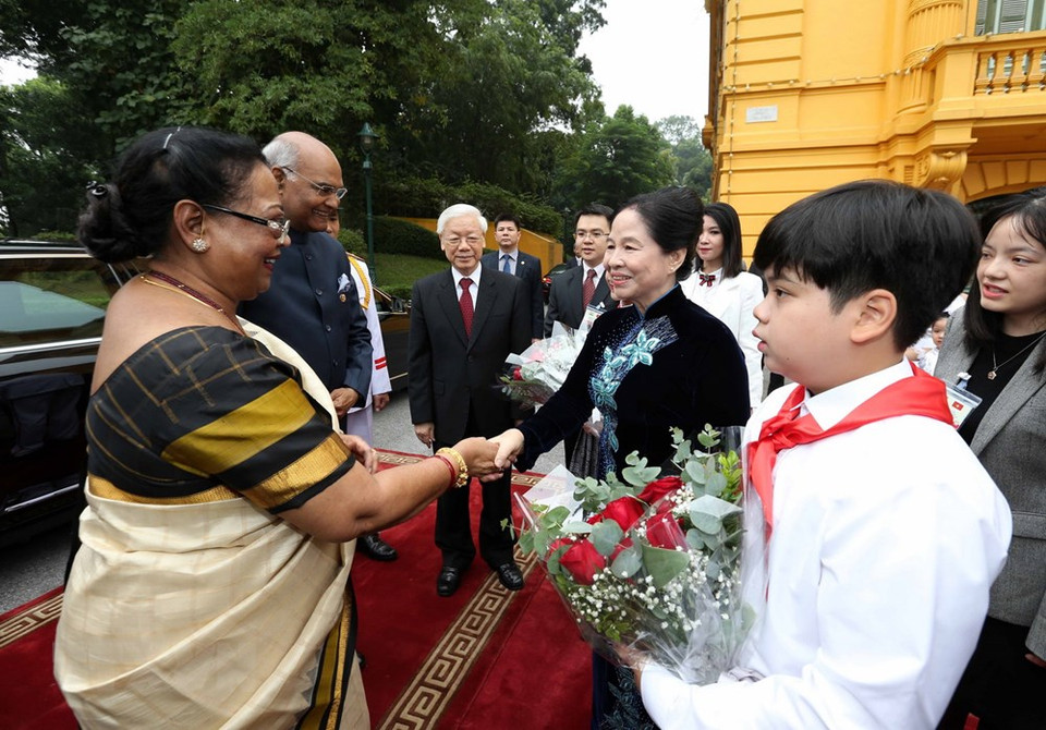 Le président indien et son épouse ont été chaleureusement accueillis par le secrétaire général du Parti communiste du Vietnam et président Nguyen Phu Trong et son épouse. 