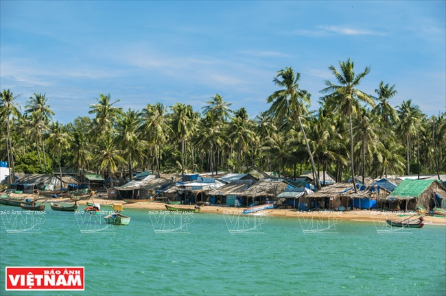 Les cocotiers et les eaux turquoises de l'archipel d'An Thoi, district de Phu Quoc, province de Kien Giang, émerveillent les touristes. 