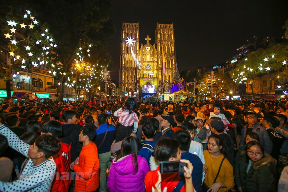 Des lieux attractifs en raison des lumières chatoyantes, des sapins et Père Noël géants et de la musique festive. 