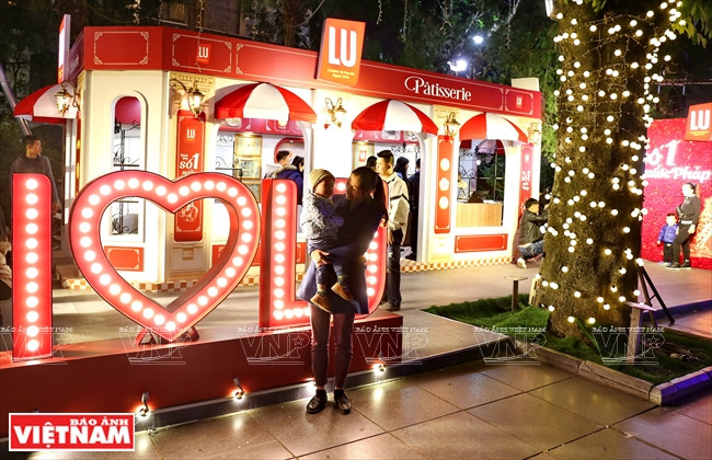 La “Balade en France” permet aux visiteurs de découvrir la culture française à travers plus de 60 stands de plusieurs restaurants et entreprises français au Vietnam.