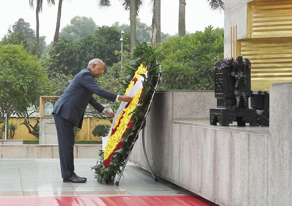 Le président indien dépose une gerbe de fleurs au mémorial des Héros morts pour la Patrie.