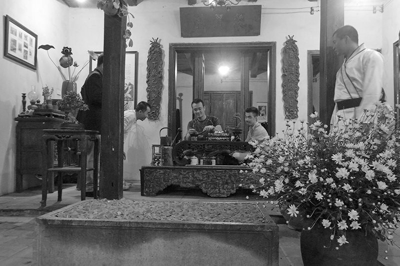 Un vase des camomilles sauvages rend l’hiver hanoïen un peu moins triste.