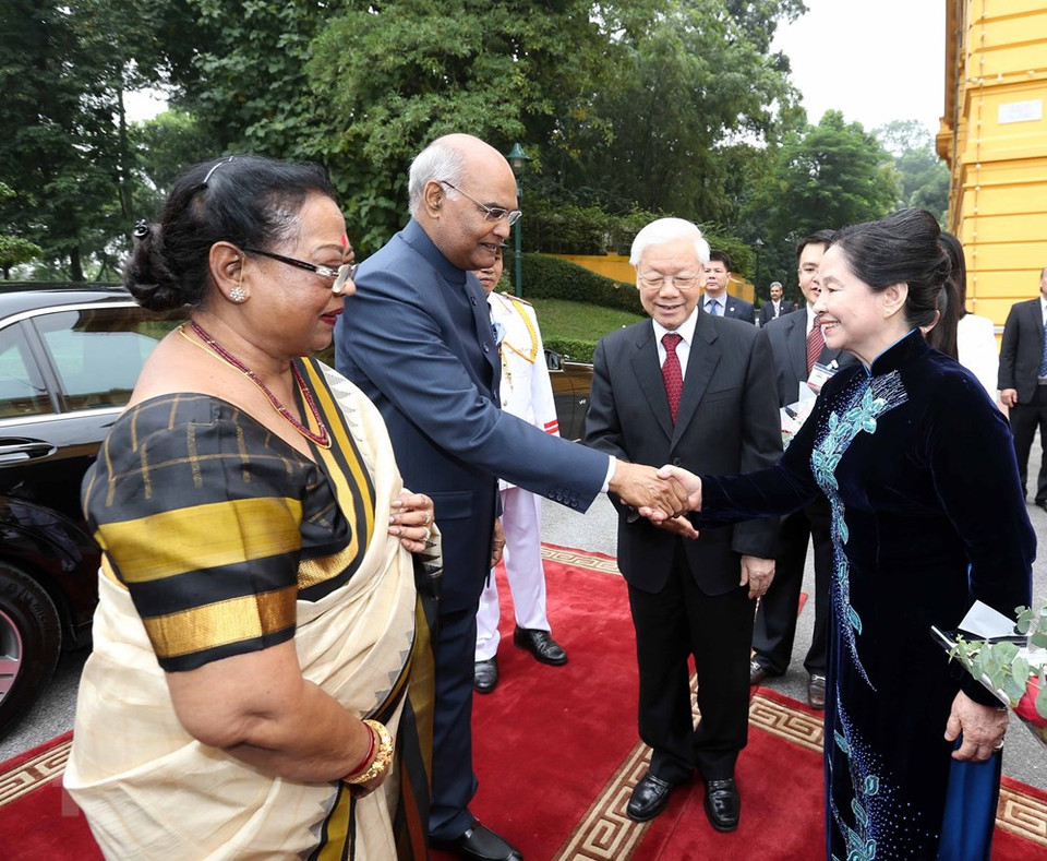 Le président indien et son épouse ont été chaleureusement accueillis par le secrétaire général du Parti communiste du Vietnam et président Nguyen Phu Trong et son épouse. 