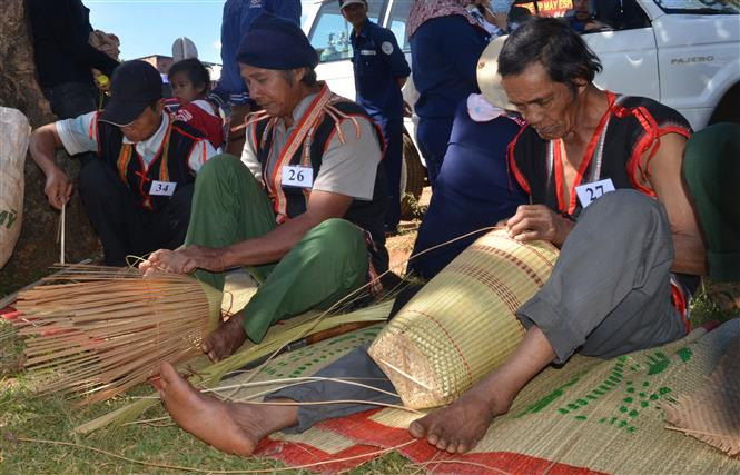 À cette occasion, se sont déroulé diverses activités culturelles, artistiques et sportives, telles que des représentations de gongs, la présentation du tissage de la brocatelle et de plats traditionnels, etc.