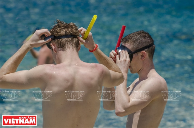 Touristes se préparant à découvrir les fonds marins de l’île de Hon Thom, bourg d'An Thoi.