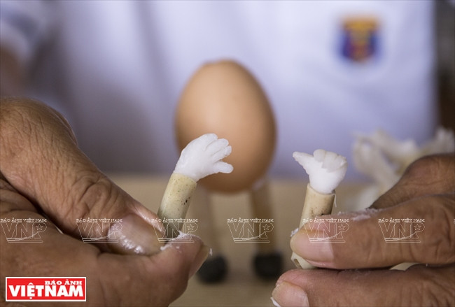 Les bras et jambes de la mascotte sont moulés de l'argile.