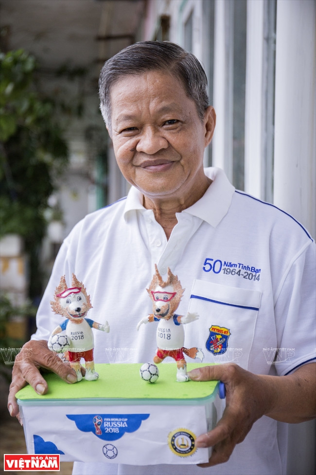Nguyen Thanh Tam et le loup Zabivaka - mascotte officielle de la Coupe du monde de football 2018