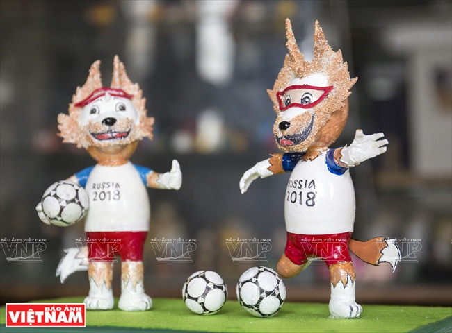 Deux illustrations du loup Zabivaka en coquilles d'oeufs