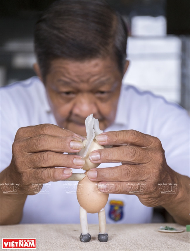 Pour fabriquer une mascotte en coquilles d'oeufs, il prend jusqu'à dix heures.