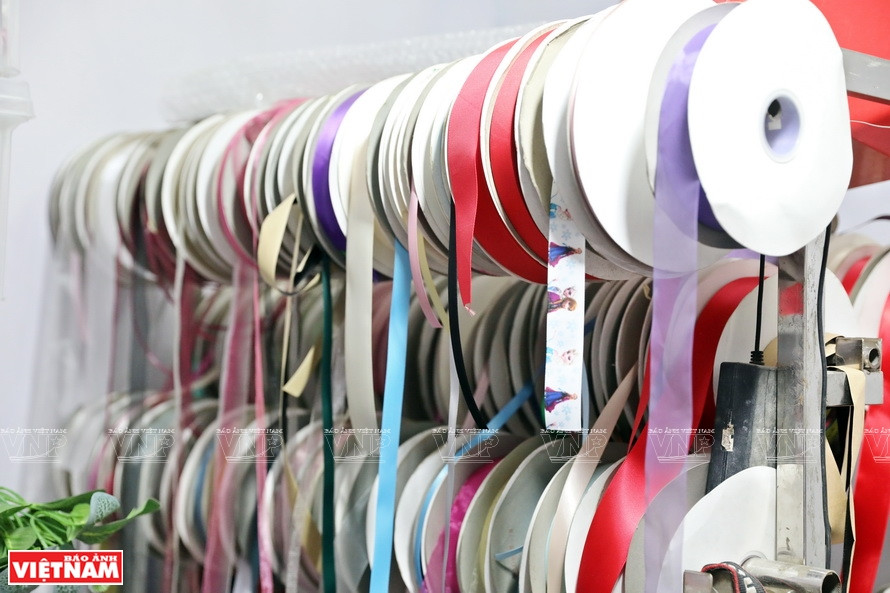 L'une des matières premières utilisées est le ruban de soie. Photo: Vietnam Illustré 