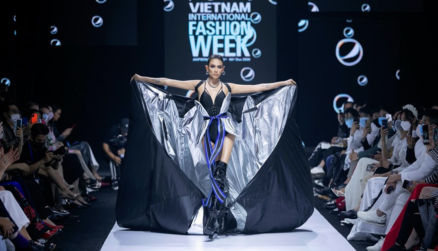 La collection « The new black ». Photo: VietnamPlus
