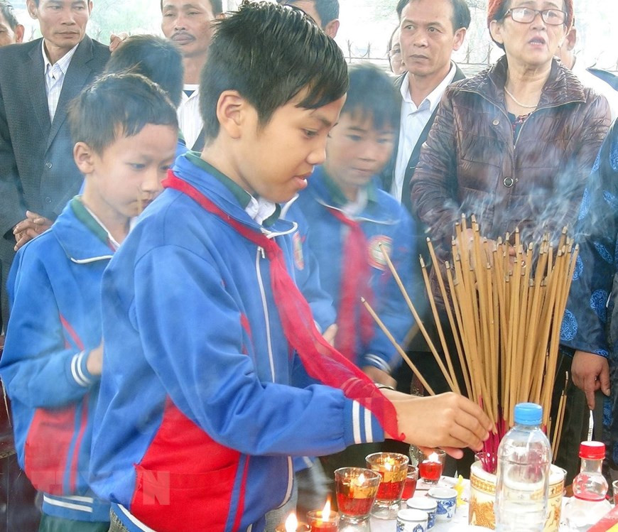Des jeunes de la province de Quang Binh (Centre) rendent hommage aux 64 soldats de la Marine populaire du Vietnam qui sont tombés dans la bataille de Gac Ma. Photo : VNA
