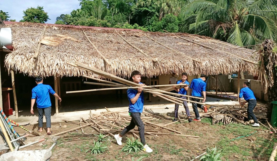 Des jeunes du district de Quan Son, province de Thanh Hoa, participent à la construction d'une école maternelle au bourg de Son Lu (2020). Photo : VNA