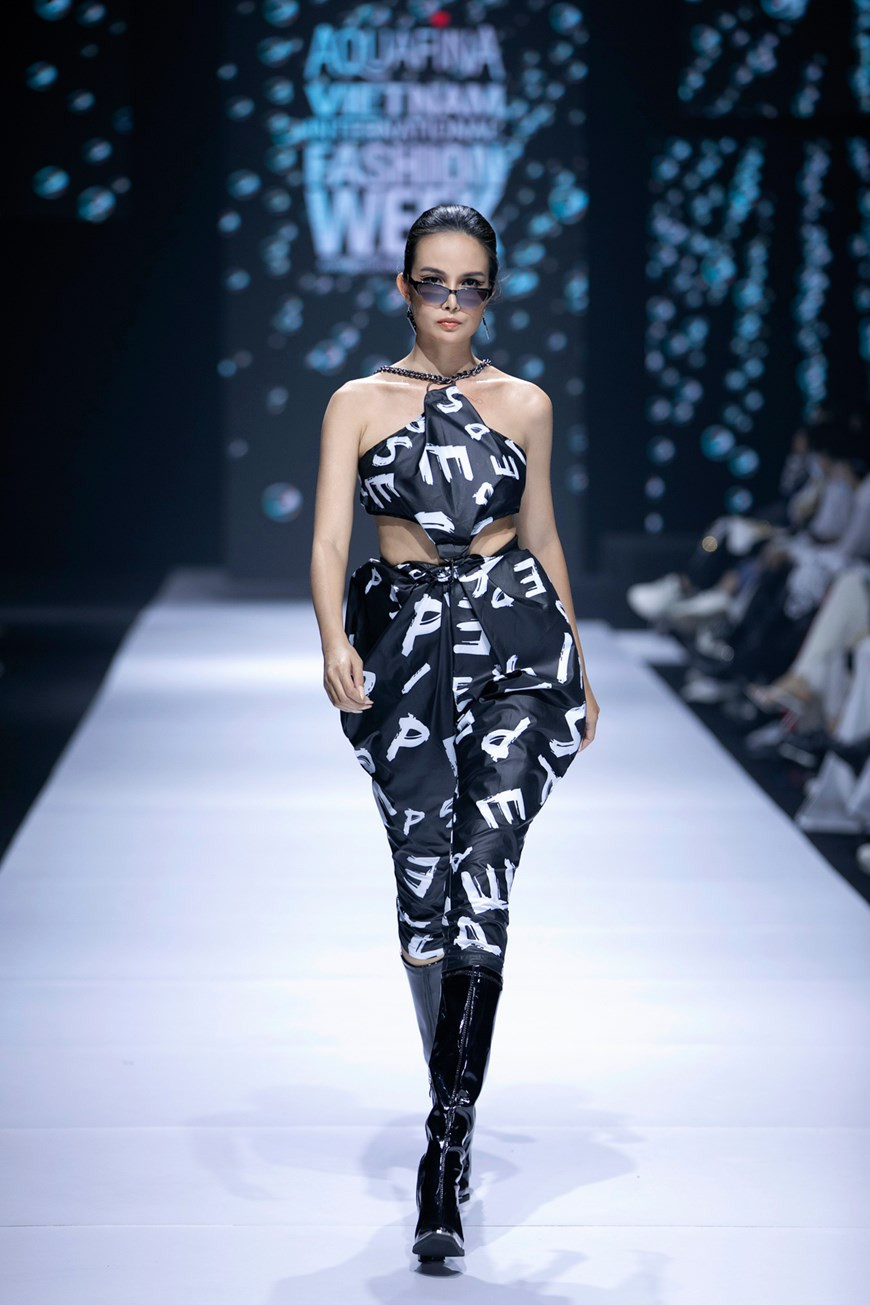 Cette collection du styliste est à la fois flexible, jeune et porte l’empreinte de Nguyên Tiên Truyên. Photo : VietnamPlus