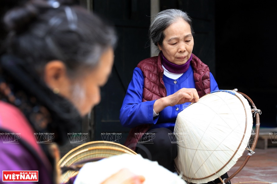 La fabrication d’un chapeau conique est entièrement réalisée à la main. Pour qu’il soit à la fois esthétique, léger et solide, la qualité des matières premières est primordiale. L’artisan doit faire preuve de dextérité sous peine de déchirer les feuilles. Photo : VNP