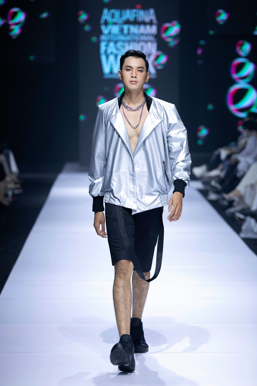 Les tons de couleurs principaux de cette collection : noir, blanc, rouge et argent. Photo : VietnamPlus