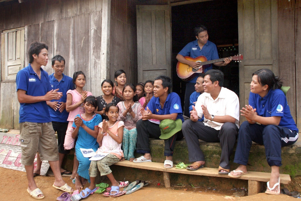 Des jeunes volontaires de la province de Kon Tum organisent des activités d'été pour les enfants du village de Diêk Che 3. Photo : VNA
