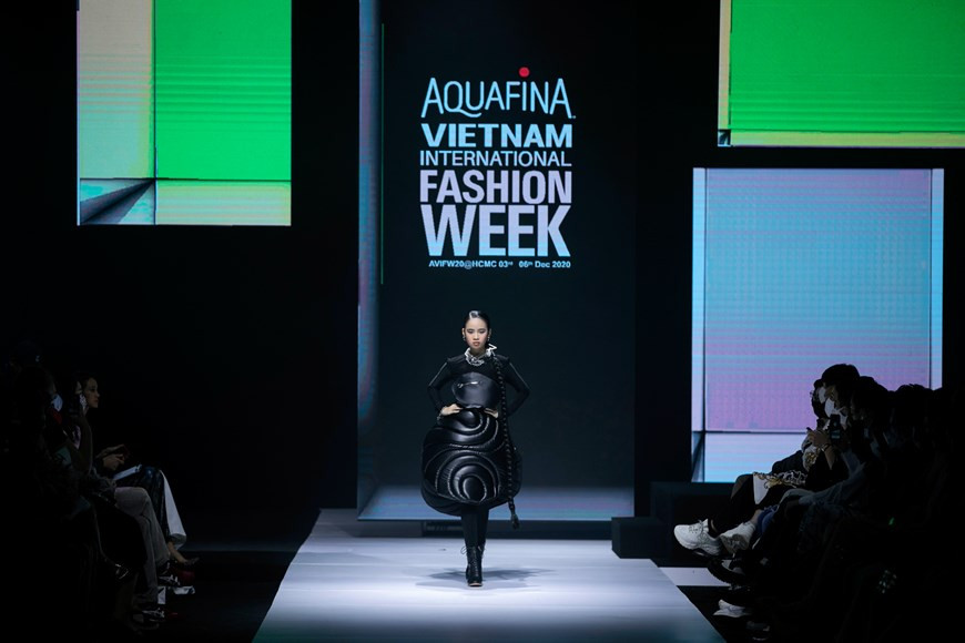 Le styliste utilise différents matériaux pour créer des tons noirs, avec des technologies d’impression 3D. Photo : VietnamPlus