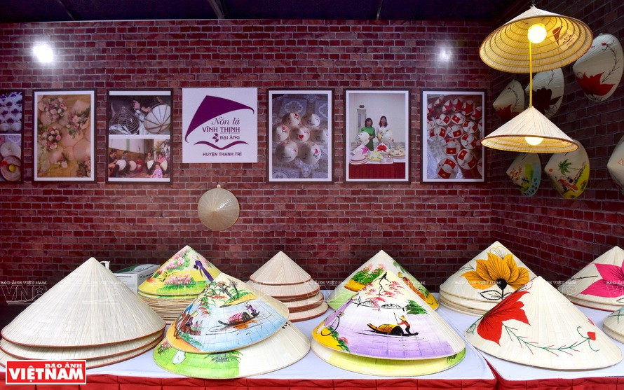 Les chapeaux coniques du village de Vinh Thinh sont présents dans de nombreuses foires et expo du pays. Photo : VNP 