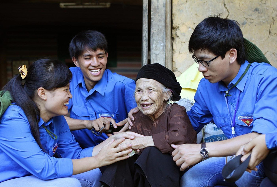 Des jeunes volontaires rendent visite à Luc Thi Ly, une ancienne jeune volontaire du village de Na Han, district de Yên Minh, province de Ha Giang, pendant la campagne d’été des jeunes volontaires de 2013. Photo : VNA