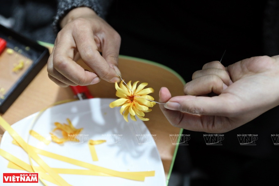 Fabrication d'une broche fleur chrysanthème. Photo: Vietnam Illustré 