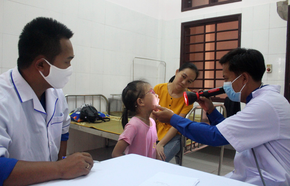 Un groupe de jeunes volontaires de l’Union de la jeunesse communiste Hô Chi Minh organise un examen médical et un programme de distribution de médicaments gratuits sur l'île de Côn Co, province de Quang Tri. Photo : VNA